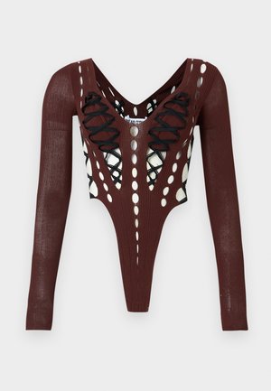 Bordeauxroter langärmeliger Bodysuit mit tiefem V-Ausschnitt, Cut-out-Details, kontrastierenden weißen Einsätzen und schwarzer Spitzenverzierung auf der Vorderseite.
