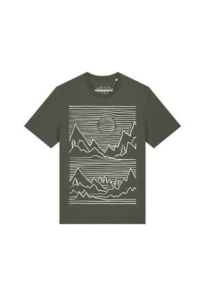 T-shirt vert olive avec un dessin au trait blanc représentant des montagnes, des arbres et un soleil sur le devant, disposés en deux panneaux horizontaux.