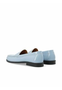 Lichtblauwe gepatineerde leren instappers met een lage zwarte hak, voorzien van decoratieve stiksels en een open achterkant.