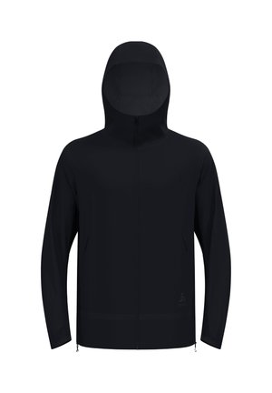 Chaqueta negra con capucha, hecha de tejido ligero, que presenta un cierre frontal completo, mangas largas y dos bolsillos laterales con cremallera para almacenamiento.