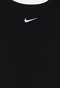 Must tumed sporditop, ümmarguse kaelusega, millel on rinnal keskelt valge Nike'i logoswab. Sile ja elastne kangas.