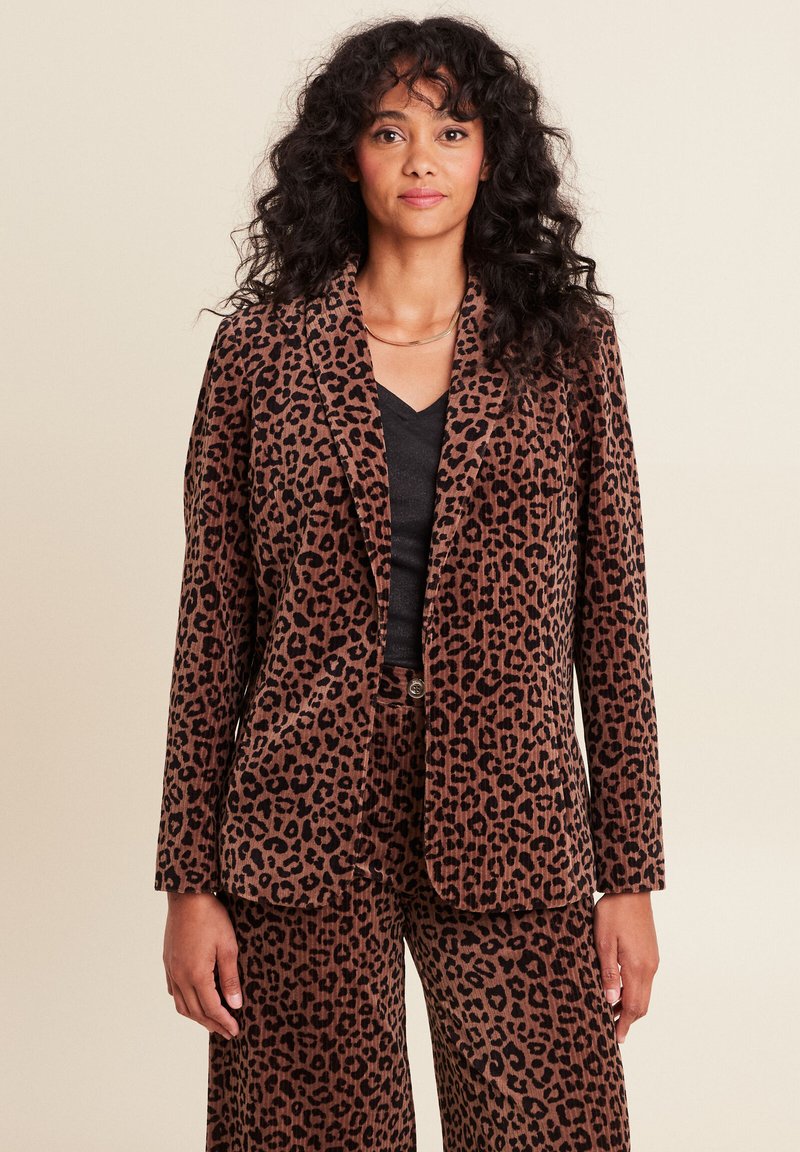 Blazer en imprimé léopard en velours côtelé marron et noir, design à un bouton avec revers châle, associé à un pantalon large assorti.