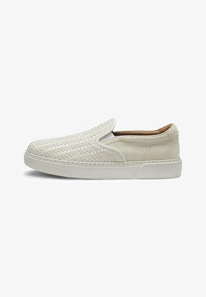 Slip-on schoenen van wit geweven leer met een gladde suède accente, voorzien van een textuur bovenkant, ronde neus en witte rubberen zool.
