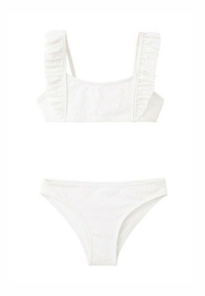 Maillot de bain deux pièces blanc avec bretelles à volants sur le haut et bas uni assorti, posé à plat sur un fond blanc.