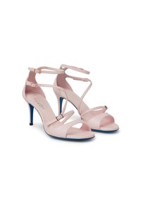 Sandali alti in pelle rosa con più cinturini e fibbie, caratterizzati da un tacco blu e un design open toe. Texture liscia, stile minimalista.