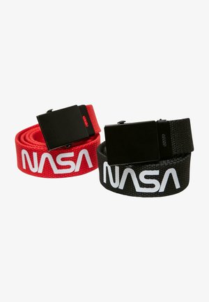 Deux ceintures, l'une rouge et l'autre noire, en matériau tissé, avec une boucle rectangulaire noire et le texte "NASA" en blanc.