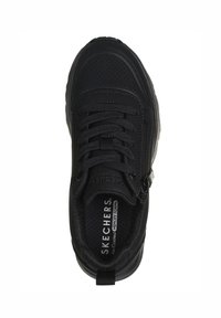 Czarne buty Skechers z fakturowaną cholewką, sznurowaniem, zamkiem i wyściełaną wkładką. Posiadają zaokrąglony nosek oraz trwałą podeszwę.