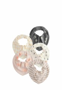 Cinq bavoirs en tissu de couleurs et motifs variés : à carreaux beiges, noir avec des feuilles de palmier, rose avec un soleil, blanc avec un imprimé abstrait, rayé.