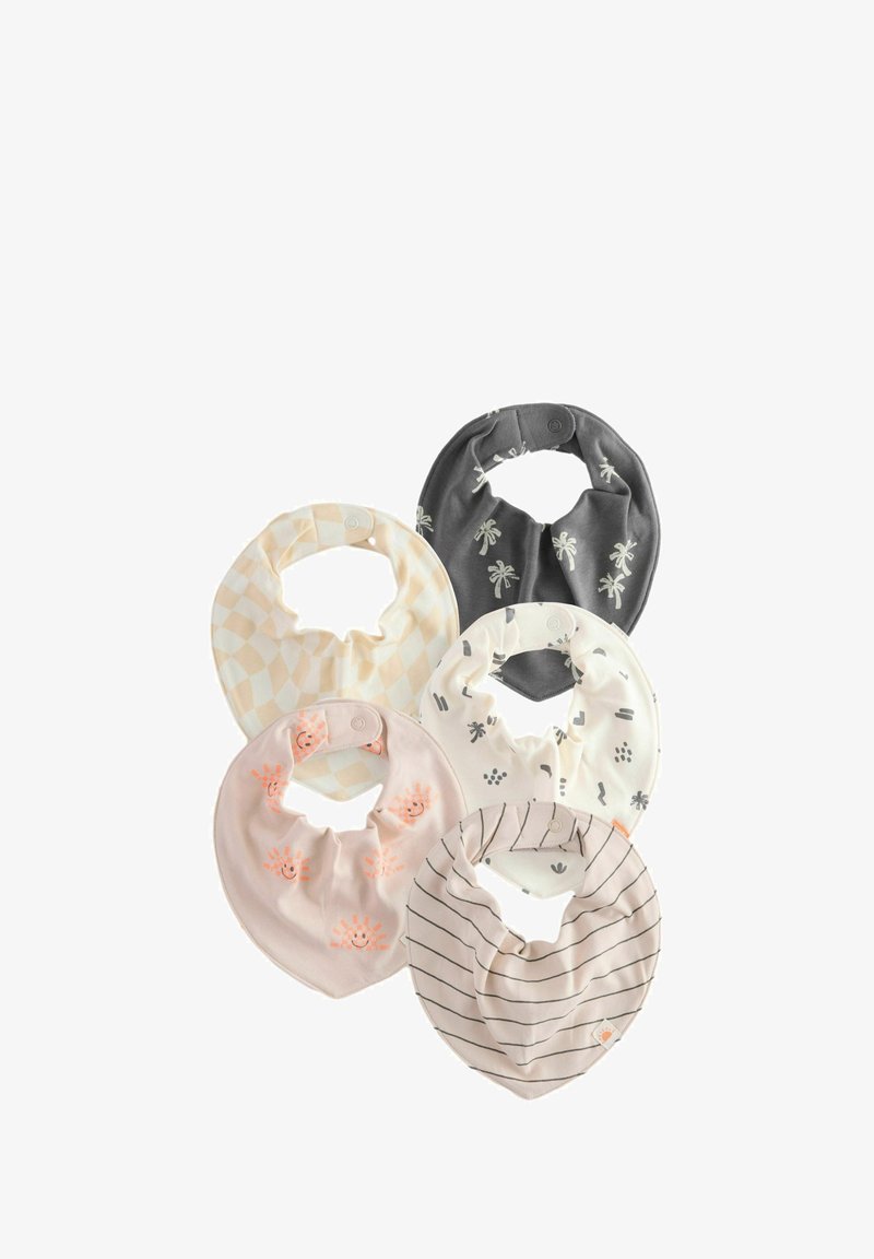 Cinq bavoirs pour bébé avec pressions, avec des motifs comprenant des palmiers, un damier, des visages de soleil, des formes abstraites et des rayures noires sur fond clair.