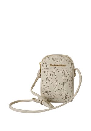 Piccola borsa a tracolla beige con motivo di iniziali GMV traforate e logo dorato Gian Marco Venturi, con una tracolla lunga e regolabile.
