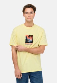 Only & Sons BEANE RHABA KURZARMSHIRT - Camiseta estampada - gelb
