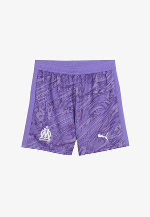 Pantalones cortos deportivos morados con un diseño abstracto texturizado. Presentan un logo blanco de Marsella y un logo de Puma. Cintura elástica para mayor comodidad.
