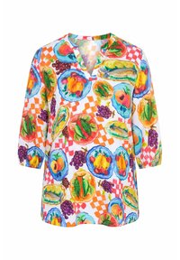 Blouse blanche avec imprimé coloré sur le thème de la nourriture comprenant fruits, légumes, poissons et motifs de nappes à carreaux, avec manches trois-quarts.