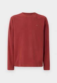 Haut à manches longues, col rond en molleton rouge profond avec un logo discret sur la poitrine. Texture lisse et coupe décontractée.