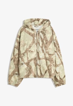 Bluza z kapturem w kamuflażu z zamkiem z przodu, z abstrakcyjnym wzorem w kolorze jasnobrązowym i zielonym, dużymi przednimi kieszeniami i kapturem ze sznurem. Miękka tekstura tkaniny.