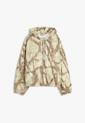 Tarnfarbenes Kapuzenpullover mit Reißverschluss auf der Vorderseite, ausgestattet mit einem tan- und grünfarbenen abstrakten Muster, großen Vordertaschen und einer verstellbaren Kapuze. Weiches Material.