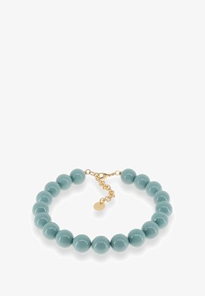 Lysblå rund perlearmbånd med guld kæde og lås, justerbar længde, og en lille guld charme vedhæftet.