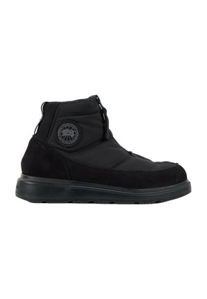 Botte d'hiver noire mi-haute avec tige rembourrée, bout rond, fermeture éclair et écusson circulaire du logo Canada Goose sur le côté.
