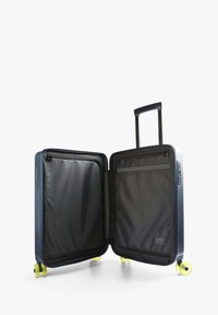 Maleta rígida en color navy con ruedas amarillas, que presenta un diseño abierto y compartimentos interiores en negro. Incluye cremalleras y un mango.