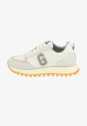 Weiße und graue Sneakers mit einer Wildledertextur, die ein auffälliges graues "G"-Logo, eine gepolsterte Sohle und eine leuchtend orangefarbene Außensohle für besseren Halt aufweisen.