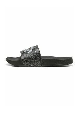 Schwarze Slidesandale mit einem Leopardenmuster-Riemen und weißem Puma-Logo auf dem Riemen, Seitenansicht.