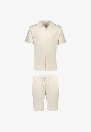 Beige Kurzarm-Hemd zum Knöpfen, kombiniert mit passenden Shorts mit Kordelzug, hergestellt aus weichem, strukturiertem Stoff.