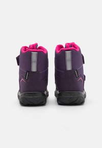 Chaussures mi-hautes violettes avec doublure en polaire rose, accents gris et semelles en caoutchouc noires. Comprend des sangles ajustables pour un maintien sécurisé.
