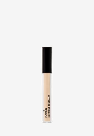 Correcteur raffermissant 3D Babor dans un tube transparent avec un capuchon noir à vis; couleur beige clair avec une texture lisse; étiqueté pour une utilisation.