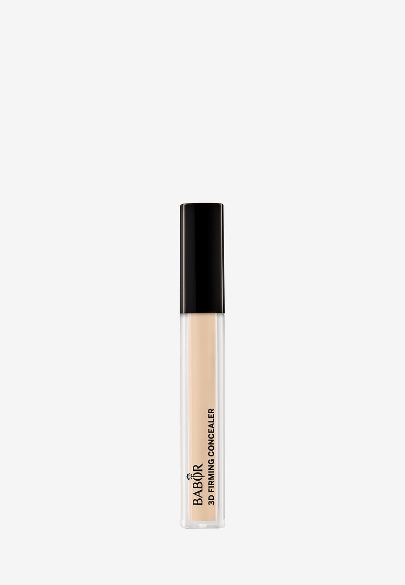 Babor 3D Firming Concealer in een doorzichtig buisje met een zwarte draai-deksel; lichtbeige kleur met een gladde textuur; gelabeld voor gebruik.