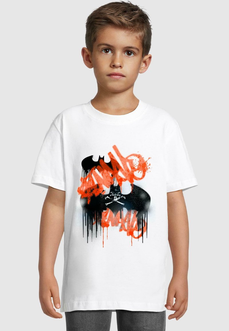 Bílý bavlněný tričko s černou a oranžovou sprejovanou grafikou Batmana s efektem kapající barvy. Klasický design s kulatým výstřihem.