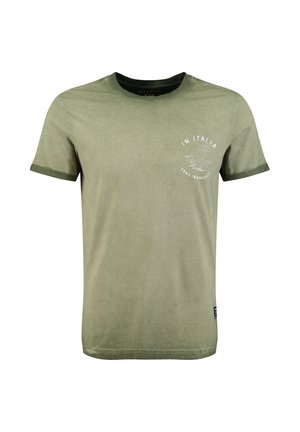 Męska oliwkowa koszulka z okrągłym dekoltem i krótkim rękawem z białym nadrukiem przedstawiającym leżak i parasol oraz włoskimi napisami na piersi.