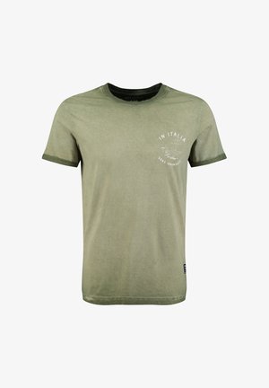 Męska oliwkowa koszulka z okrągłym dekoltem i krótkim rękawem z białym nadrukiem przedstawiającym leżak i parasol oraz włoskimi napisami na piersi.