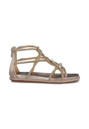 Las sandalias de bronce metálico presentan un diseño con tiras y acentos decorativos, con punta abierta y una suela plana baja para mayor comodidad y facilidad de uso.