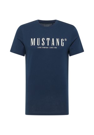Camiseta de algodón azul marino con mangas cortas y cuello redondo, que presenta el texto blanco "MUSTANG JEANS COMPANY SINCE 1932" en el frente.