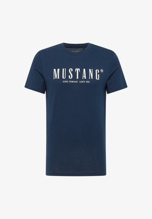 T-shirt in cotone blu navy con maniche corte e collo rotondo, con testo bianco "MUSTANG JEANS COMPANY SINCE 1932" sul davanti.
