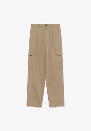 Pantaloni cargo bej cu croială lejeră, având două buzunare laterale, închidere cu nasturi și o textură subtilă verticală. Fără marcaje vizibile ale brandului.