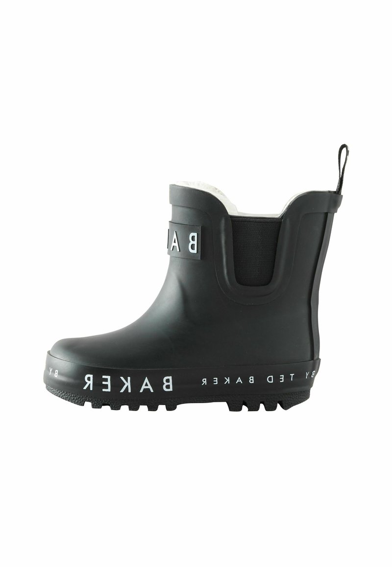 Bottine noire en caoutchouc avec une doublure en polaire blanche, panneau latéral élastique et semelle texturée. Présente le mot "BAKER" en lettres majuscules.