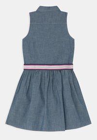 Abito in denim, senza maniche con colletto, caratterizzato da una fascia in vita a righe colorate e una gonna svasata. La texture è liscia e leggera.