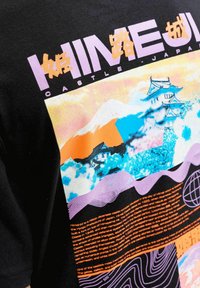 Gestileerde afbeelding van Himeji-kasteel met de berg Fuji, Japanse tekst en kleurrijke abstracte vormen op een zwarte stoffen achtergrond.