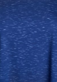 Tejido de punto azul con una textura jaspeada, que presenta sutiles hilos más claros. Suave y liso al tacto, con un patrón consistente en toda la superficie.