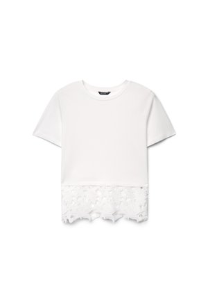 Weißes kurzärmeliges Hemd mit rundem Ausschnitt und blumenspitze Saum, der unter dem Hauptstoff hervorsteht.