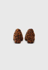 Ruske mokasine s blok petom koje imaju uzorak leopard. Strukturalni i zaobljeni dizajn prstiju. Neš slipping crne potplate za bolje prianjanje.