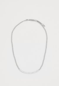 Collier en argent avec des pierres précieuses rondes et transparentes disposées en ligne, alternant avec des maillons lisses, et terminé par un fermoir en métal en forme de homard.