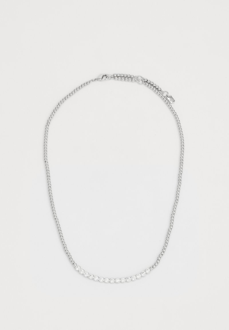 Collier en argent avec des pierres précieuses rondes et transparentes disposées en ligne, alternant avec des maillons lisses, et terminé par un fermoir en métal en forme de homard.