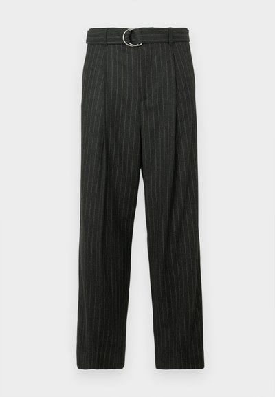 Hoge taille zwarte broek met verticale streepjes, voorzien van een brede riem met een ronde gesp en een losse, rechte pasvorm.