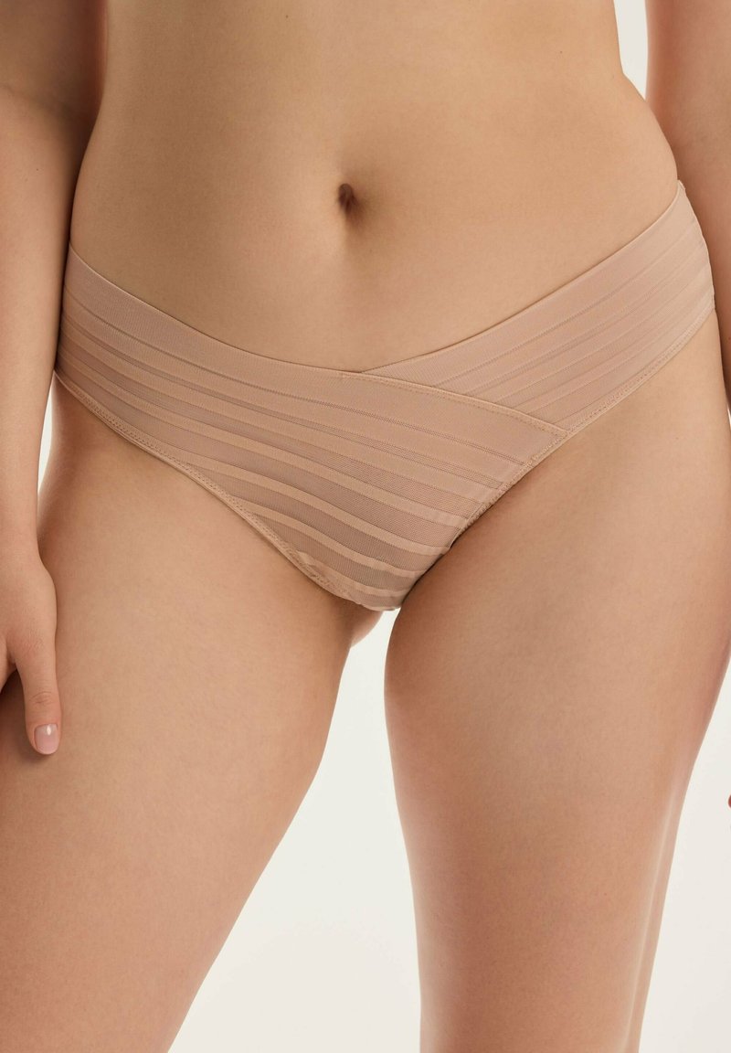 Beżowe majtki bikini z poziomymi paskami, miękkim elastycznym pasem w talii i niskim krojem, zaprojektowane dla komfortu i minimalnej widoczności.