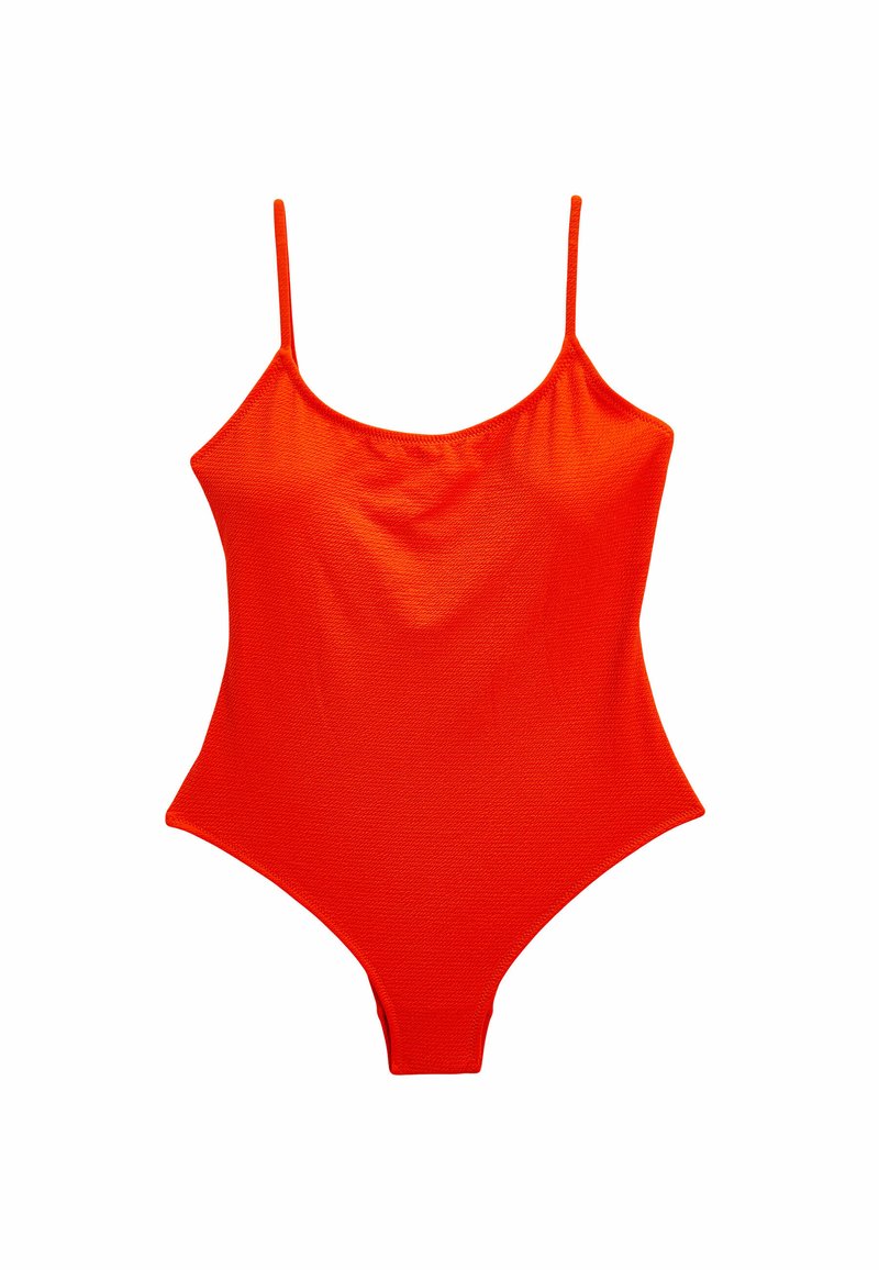Kirkkaan punainen yksiosa swimsuit ohuiden säädettävien hihnojen kanssa, kaareva pääntie, teksturoitu kangas ja korkeat lahkeet. Yksinkertainen, saumaton muotoilu.