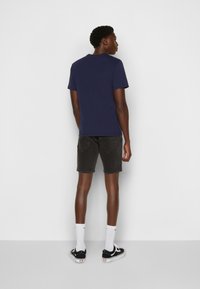 Levi's® GRAPHIC CREWNECK TEE - T-shirt estampada - peacoat