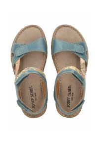 Sandalias de cuero azul con punta abierta, correas ajustables y un patrón texturizado en el lateral. Plantilla suave con el nombre de la marca impreso en el interior.