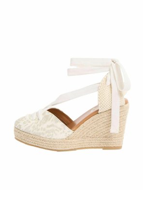 Kiilkontsaga espadrill-toss, millel on beež kangas, millel on peen leopardimustriga ülemine osa, punutud jootraamiga tald ja pahkluu ümber seotav kinnis.